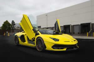 Redonner vie au marquage adhésif des voitures sportives et youngtimers